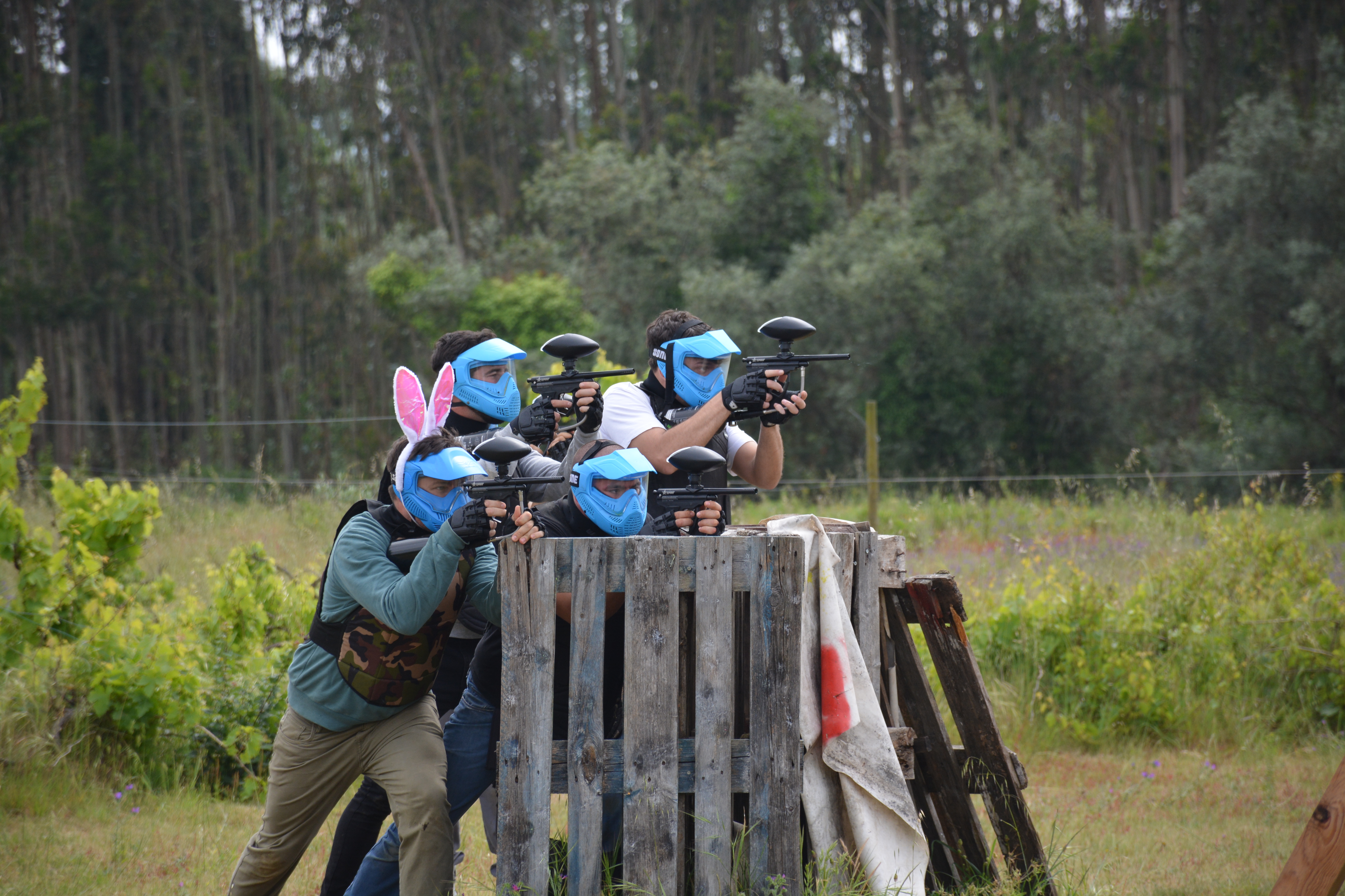 Teambuilding com equipa a apontar na mesma direção